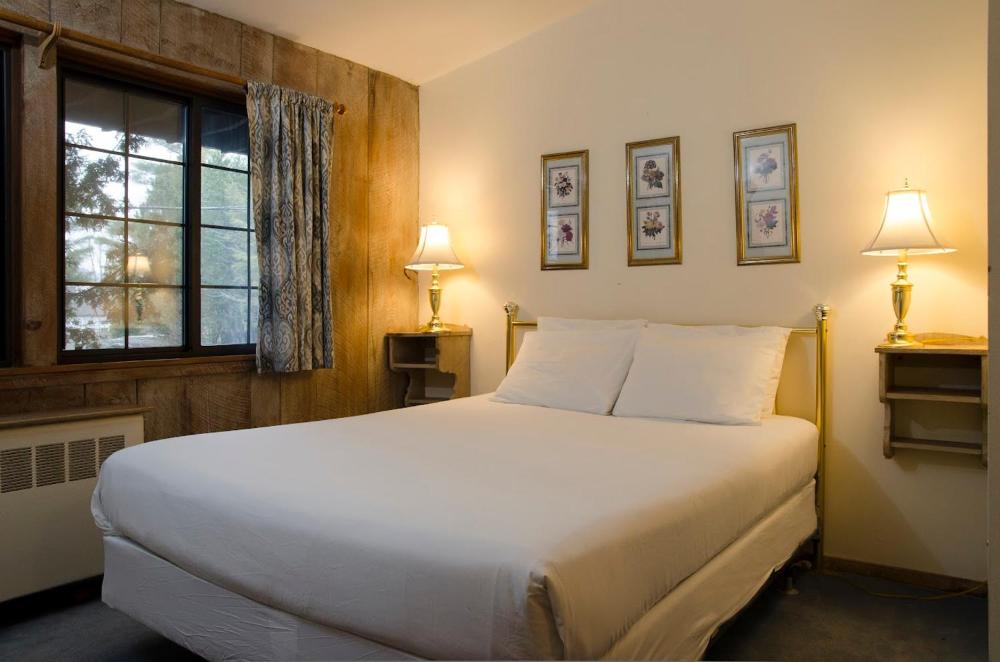 Standard Queen Room interior