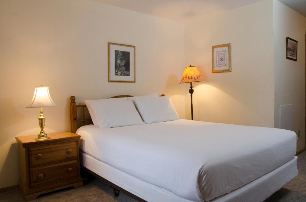Deluxe King Room interior